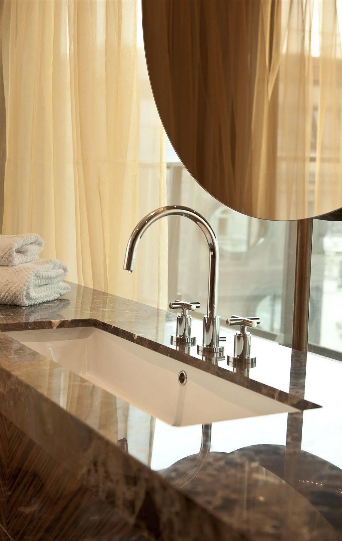 Hotel Lamee ウィーン エクステリア 写真 A widespread lavatory faucet